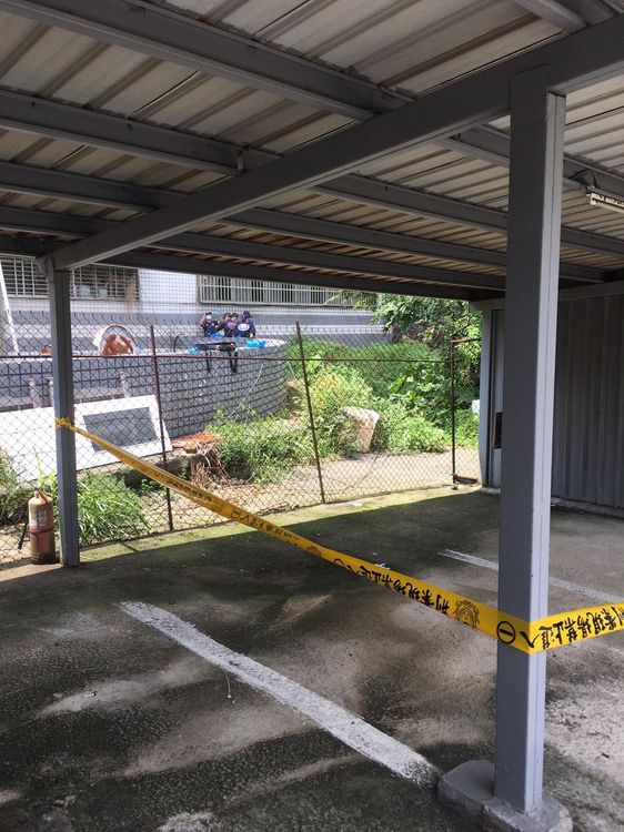 女子陳屍地點在公墓鄰近大樓，警方目前正釐清身分。民眾提供