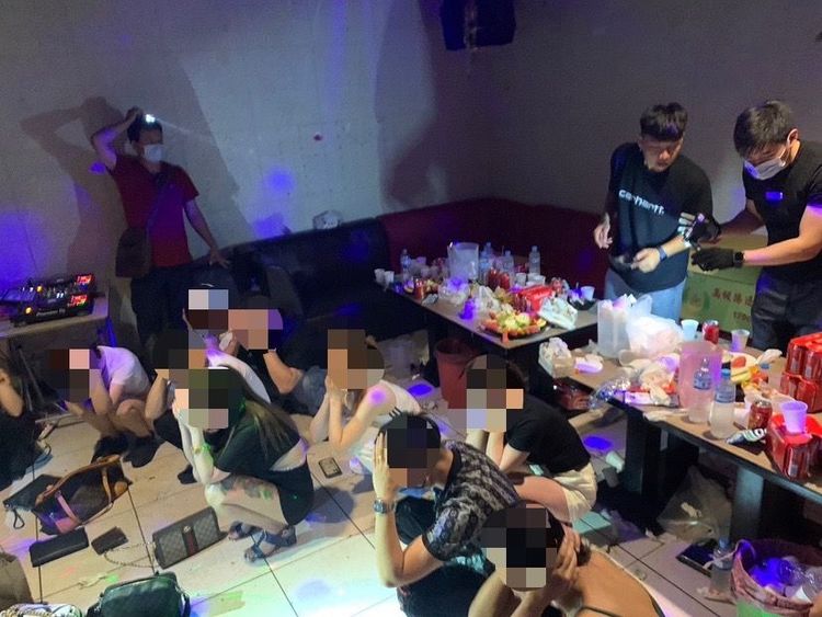 警方在包廂的桌上查獲毒品咖啡包。讀者提供