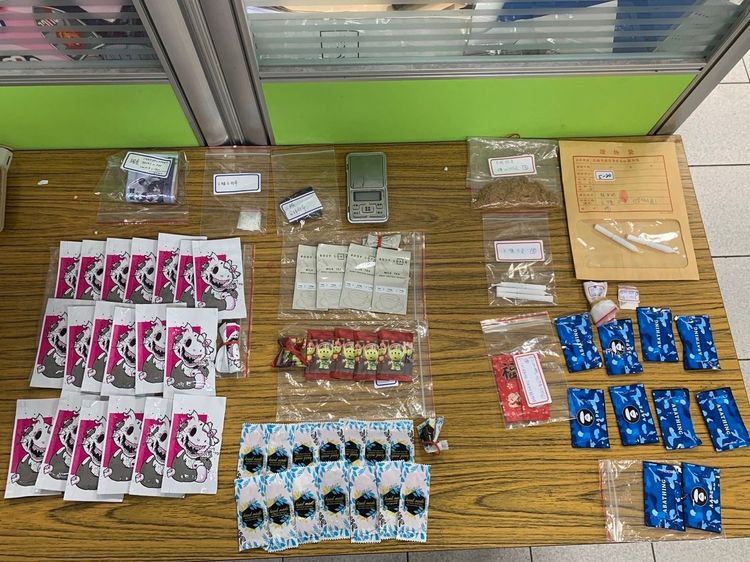 警方查獲安非它命21包、大麻咖啡包20包、卡西酮咖啡包12包、K他命5包。讀者提供