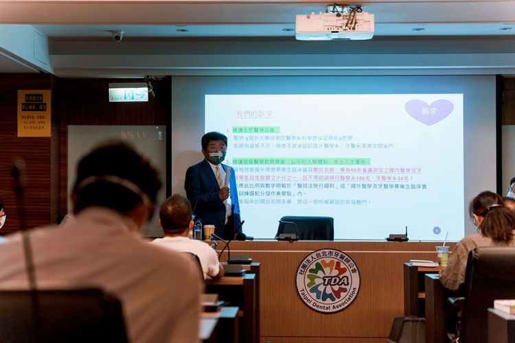 陳時中表態自己「反對附帶決議」。陳時中競辦提供