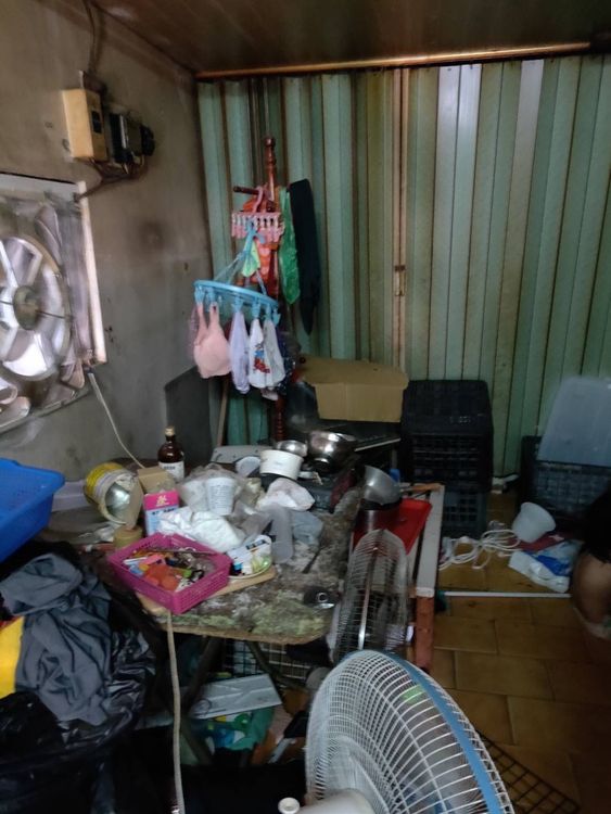 該戶東西雜亂，看似有一陣子未經打掃。翻攝畫面