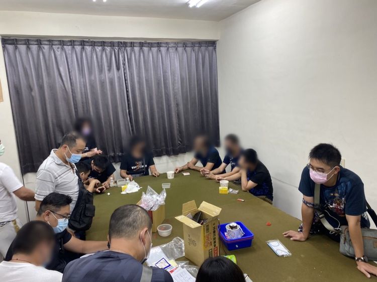 警方破獲賭場逮29人送辦。讀者提供