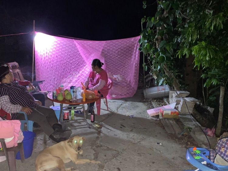 民眾害怕室內會有坍塌可能，乾脆在住家外頭搭起蚊帳休息。民眾提供