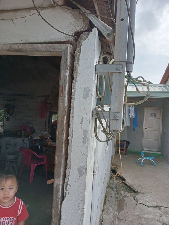 池上鄉山區民眾住家龜裂受損。民眾提供