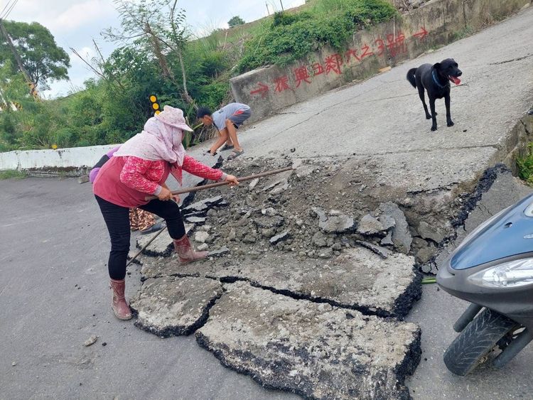 振興村路面災損嚴重，民眾乾脆自力救濟修復。民眾提供