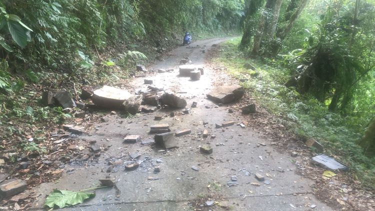 紅石林道落石。因持續餘震發生，暫時封閉建議勿前往。台東林管處提供
