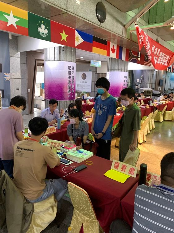 陳美妃在3個孩子陪同下，登記參選台中市長。民眾提供