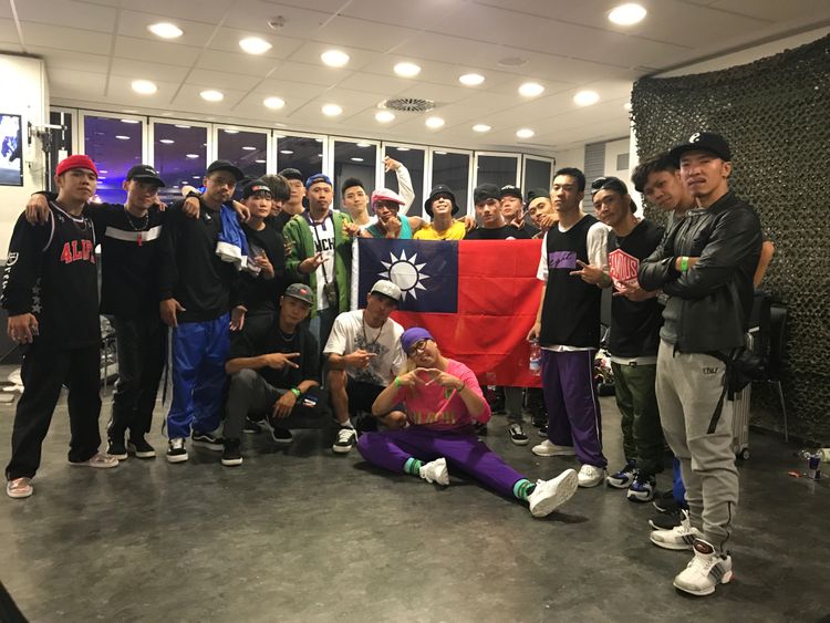 亨泰舞團12月將代表台灣出賽沖繩，要把世界冠軍的招牌帶回來。亨泰舞團提供