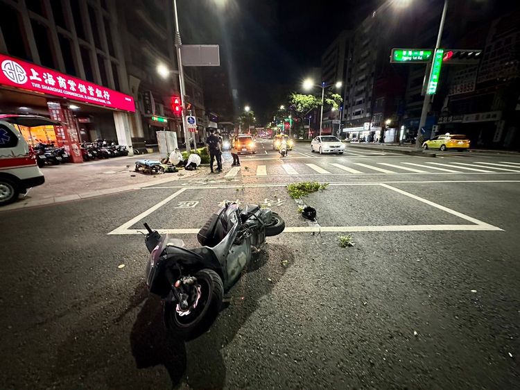 葉姓男子倒在樹叢中，機車往前滑行近10公尺，零件四散。讀者提供