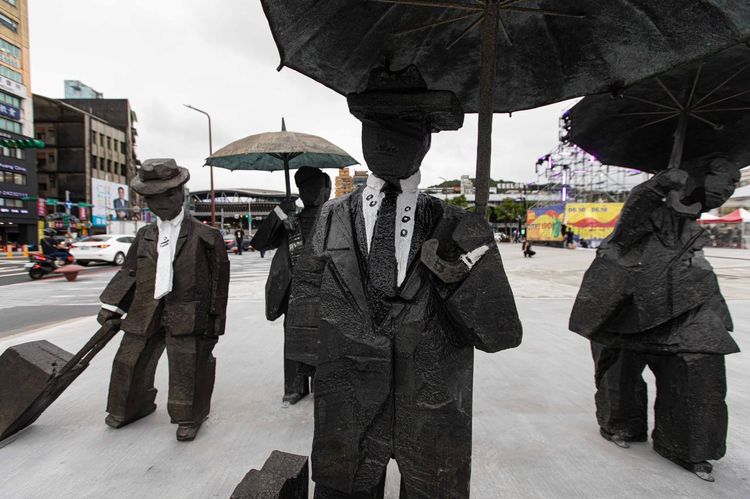 朱銘人間系列將於10月7日再次在國門廣場展出。市府提供