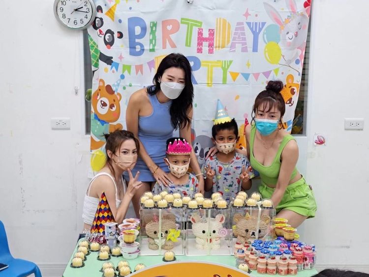 許藍方（左）跟好友們一起陪伴小朋友。經紀人提供