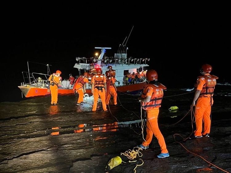 救援單位順利救出船上9人。海巡提供