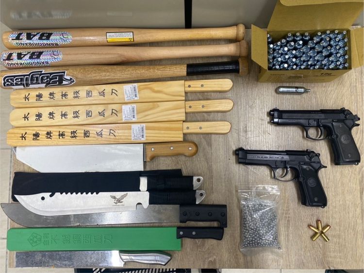 警方查扣刀械、棍棒等證物。翻攝畫面