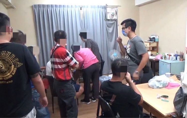 警方將賭客全數帶回偵辦。讀者提供