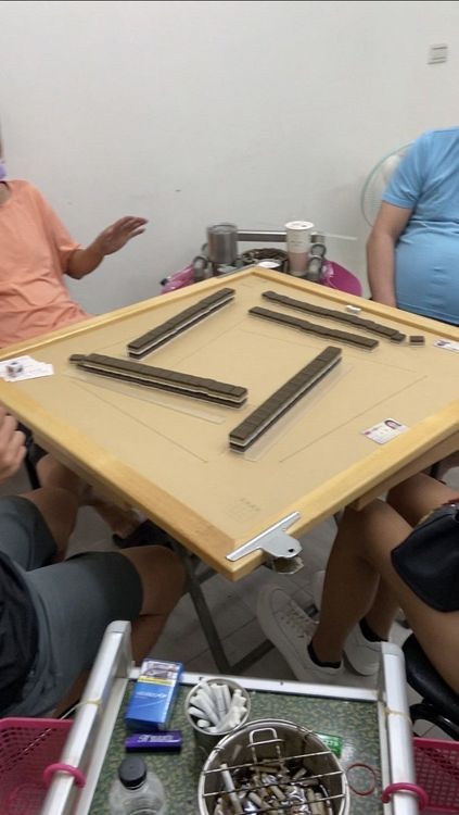 脫口罩抽菸有染疫風險，更有礙健康。讀者提供