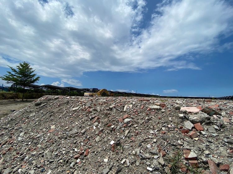 佳冬一處自有土地堆滿建築廢棄物，經查土地為東港警員兒子所有，已要求盡速移除。警方提供
