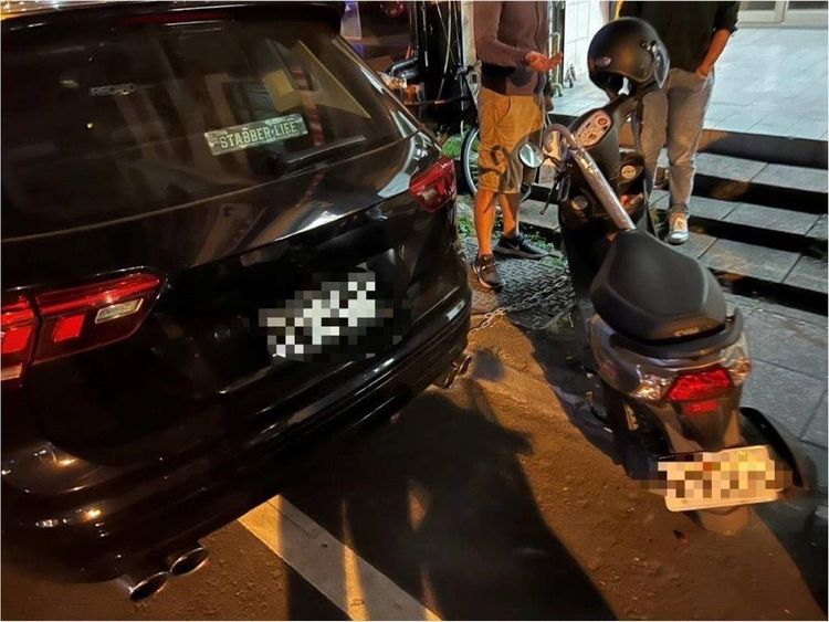 汽、機車遭「命運的鎖鍊」鎖起來。警方提供