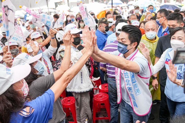 蔣萬安今天到南港區替黨籍議員闕枚莎站台，大批民眾現場熱情歡迎。蔣萬安競辦提供