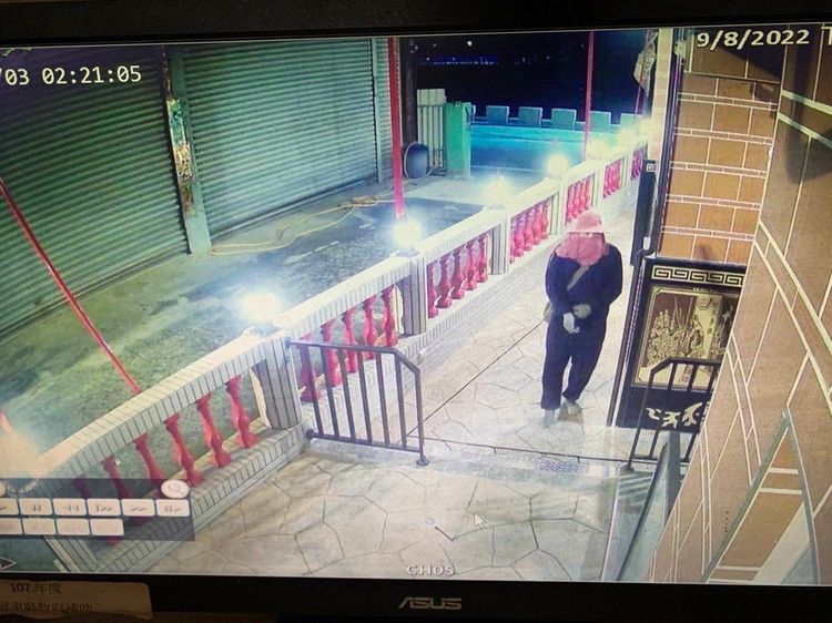 李嫌行竊前會戴上偏紅色頭套掩人耳目，也有誤導性別意味。警方提供