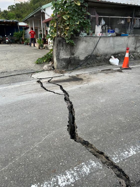 振興村路面裂開。林建宏提供