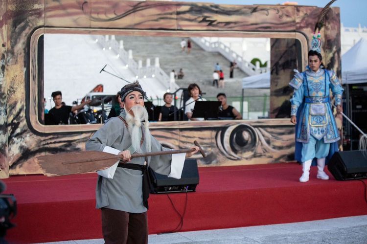 「正明龍歌劇團」將舞臺空間模擬為廣播電臺錄音室，打造「廣播賣藥歌仔戲」情境趣味。傳藝提供