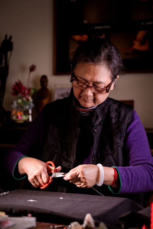 陳惠美藝師師承謝陳愛玉女士北部春仔花技法，為臺灣目前唯一的纏花工藝國寶藝師。傳藝中心提供