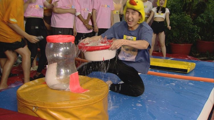 胡釋安跌坐在地。民視提供