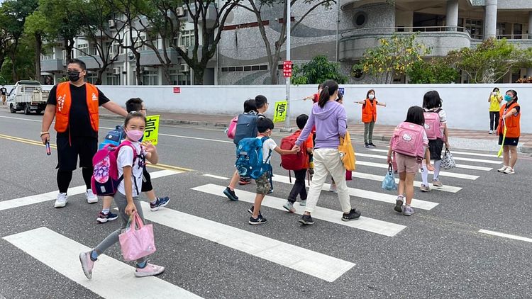 花蓮東華附小要全體家長動起來輪值導護志工。東華附小提供