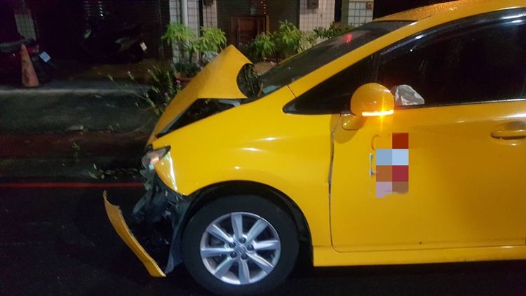 王姓運匠的計程車前保險桿及車頭毀損。讀者提供