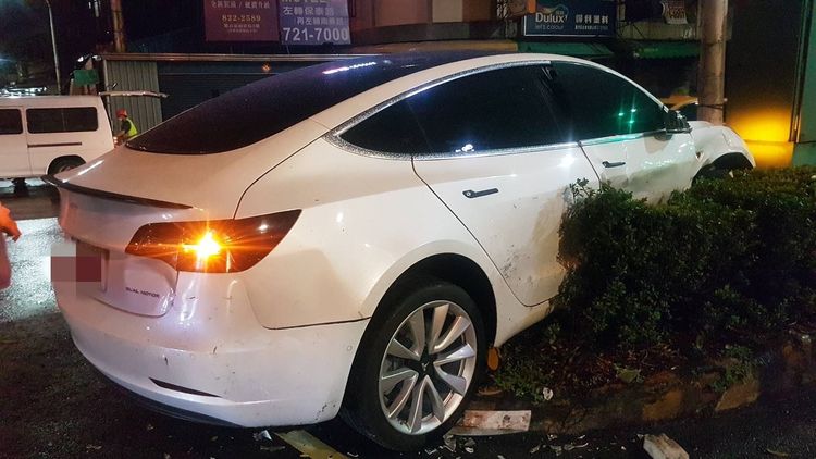 孫姓男子的特斯拉闖紅燈與計程車發生車禍，失控衝上分隔島。讀者提供