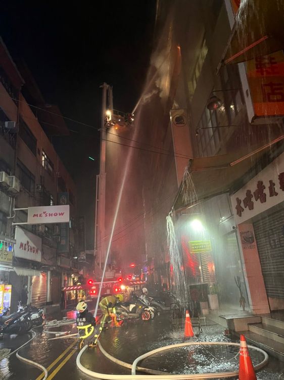 消防員撲滅火勢。民眾提供