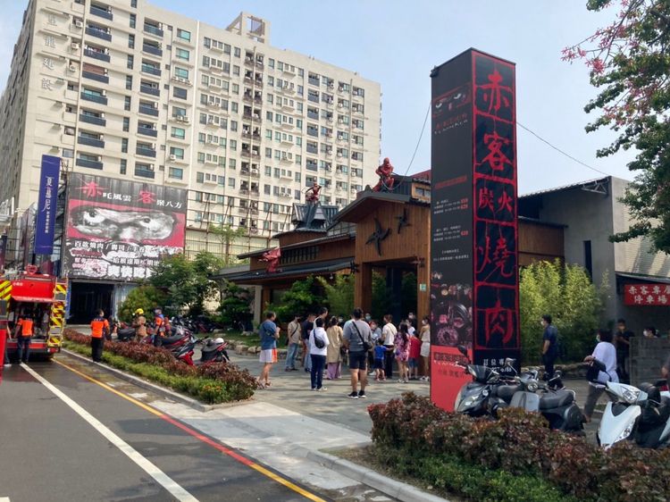客人被疏散到店外。民眾提供