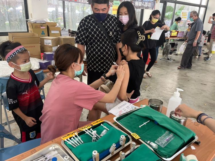 昨天適逢周末又晴天，台中文心森林接種站湧入打疫苗人潮，開站兩小時打了256支新冠疫苗跟19支流感疫苗，平均不到30秒就打一劑疫苗。施勝桓醫師提供
