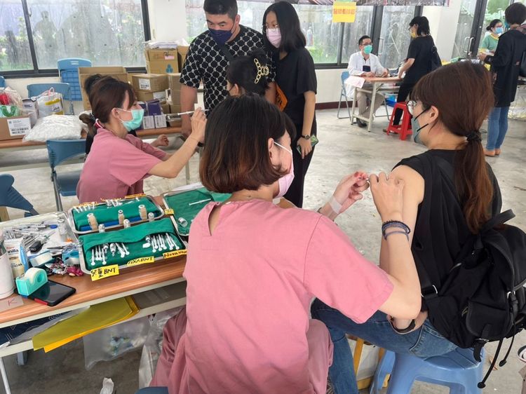 台中文心森林公園接種站天天開站幫民眾施打新冠與流感共10種不同階段與年齡層疫苗。 施勝桓醫師提供