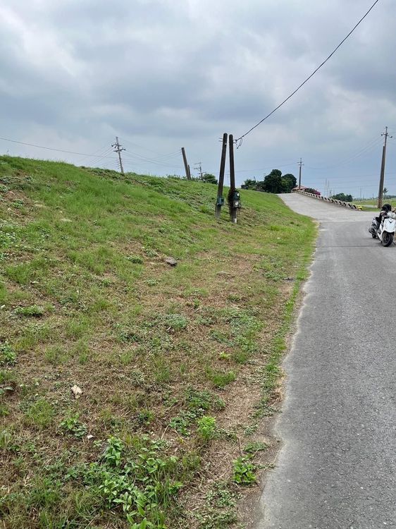 網友指愛犬遭毒殺地點就在大寮潮寮河堤步道。翻攝自臉書大寮五四三開講吶喊專用