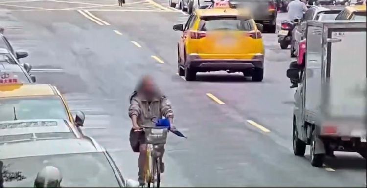熊男騎著偷來的自行車，沿途尋找下手對象。翻攝畫面