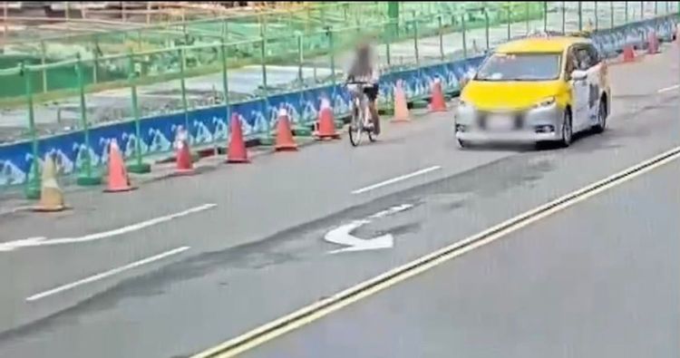 熊男起著假踏車，伺機尋找下手對象。翻攝畫面