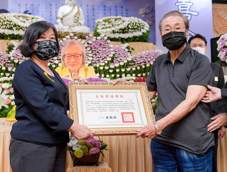 劉引商丈夫代領褒揚狀。趙世平攝