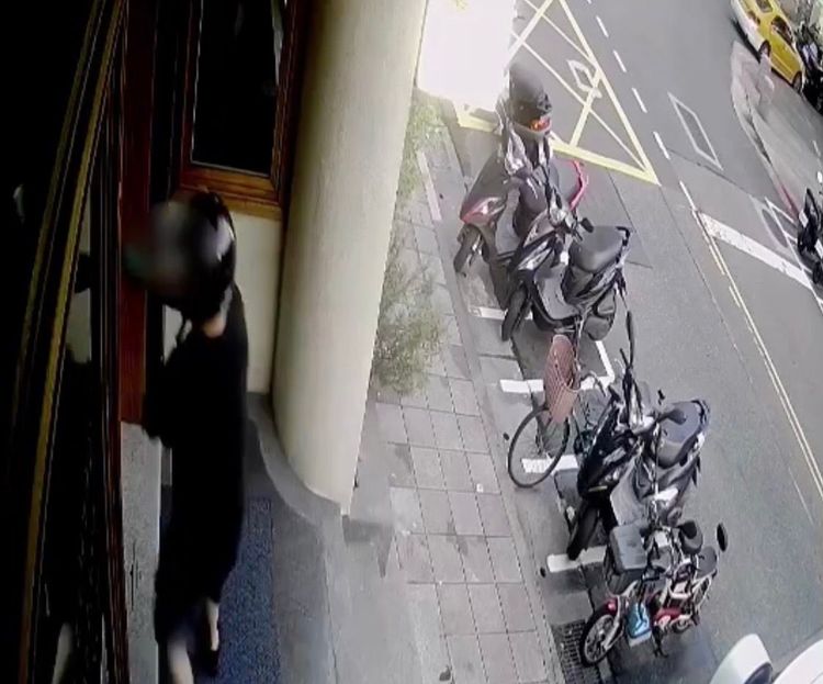 身材壯碩的何男用身體衝撞店家鐵捲門。翻攝畫面