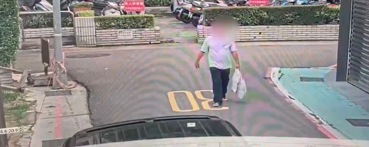 何男得手後，刻意變裝，躲避警方查緝。翻攝畫面