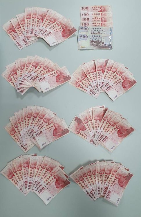 警方查扣何男身上8400元贓款。翻攝畫面