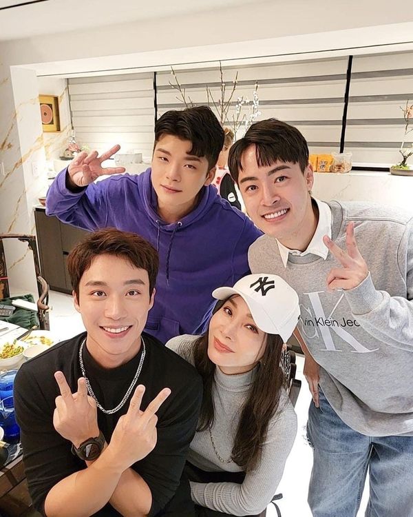 劉明峰(後左)與陳美鳳(前右下)交情不錯。翻攝劉明峰臉書