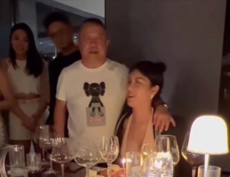 曾志偉（左）搭著黎峇菈的肩。翻攝黎峇菈臉書