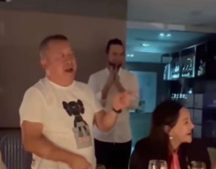 曾志偉（左）在飯局很嗨。翻攝黎峇菈臉書