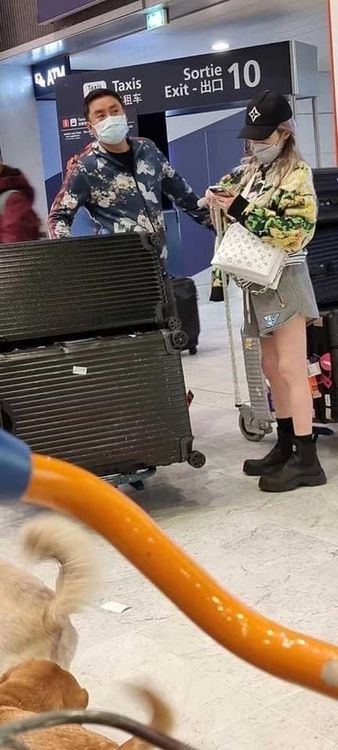 蕭亞軒先前在機場已拄著拐杖。讀者提供