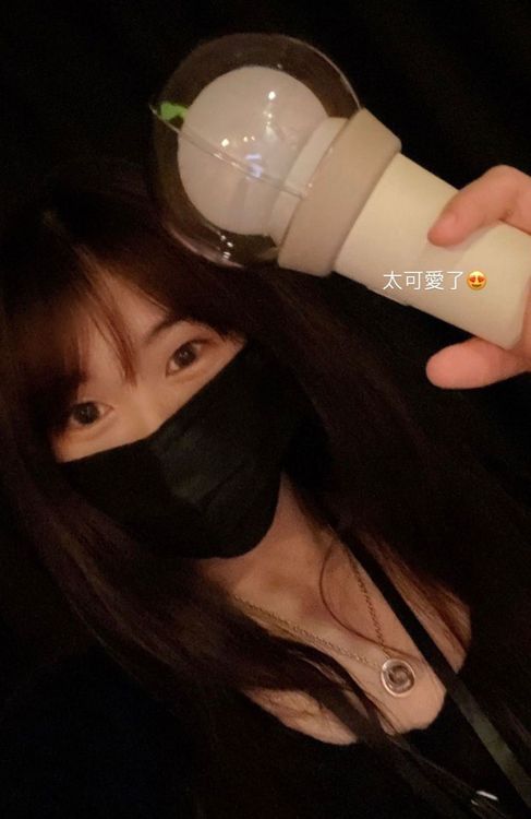 五月天冠佑大女兒開心拿到互動式手燈。翻攝小玫瑰IG