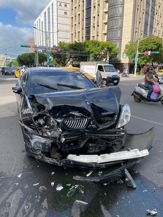 林男轎車車頭幾乎面目全非。翻攝畫面