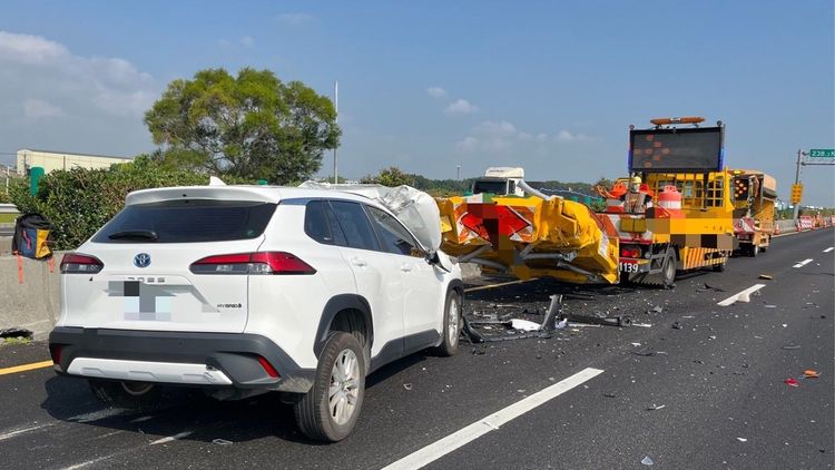 國道警方調查休旅車胡男開啟輔助駕駛後，未注意車前狀況釀追撞事故。民眾提供