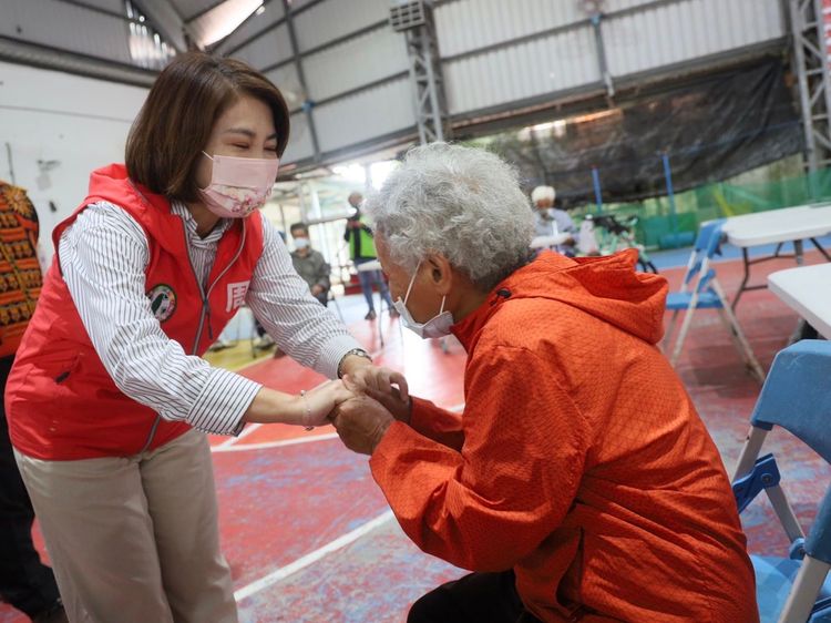 周春米今早到今天早上去牡丹鄉、滿州鄉文化健康站勤走基層。周春米服務處提供