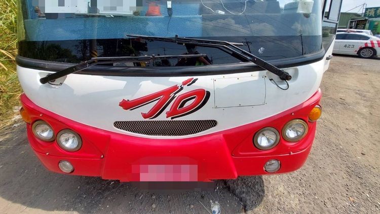 遊覽車未與前車保持安全距離，追撞前車釀禍，所幸19名乘客均未受傷。民眾提供